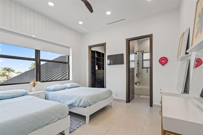 Building Photo - 585 Dolphin Ave SE