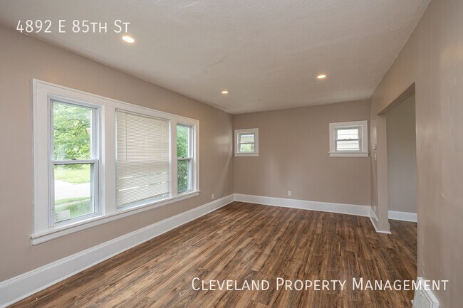 Building Photo - Wonderfully Renovated Colonial