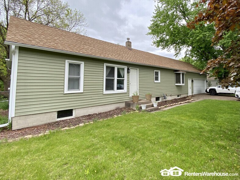 Building Photo - 1317 S Diamond Lake Rd