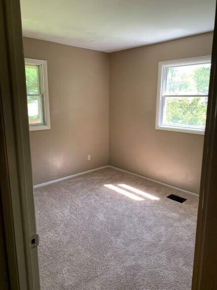 Building Photo - 1361 Finch Ln