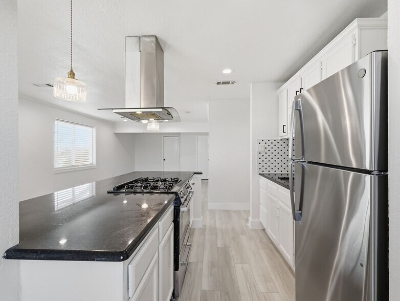 Building Photo - 1002 Mardi Gras Ln