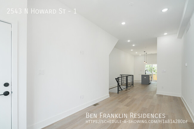 Building Photo - Awesome Bi-Level Apartment in West Kensington