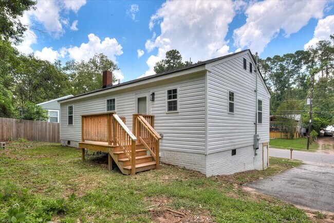 Building Photo - 655 Seymour Dr