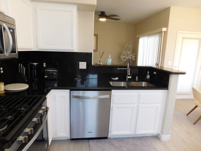 Building Photo - GORGEOUS FULLY FURNISHED 2 BEDROOM UNIT*GA...