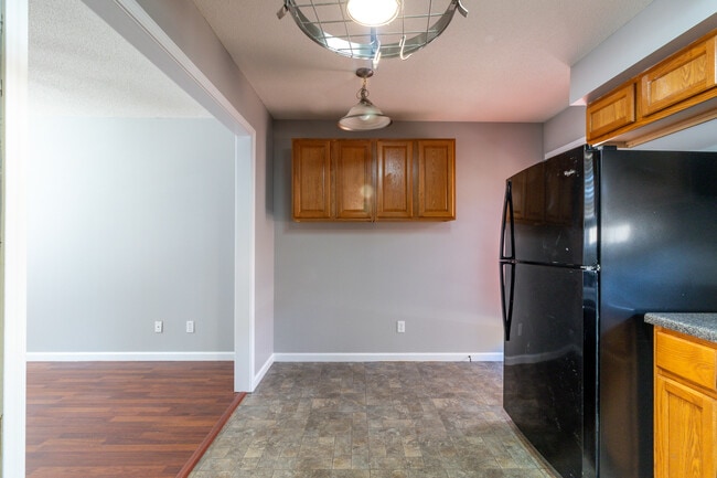 Building Photo - 913 Hazelbrook Way