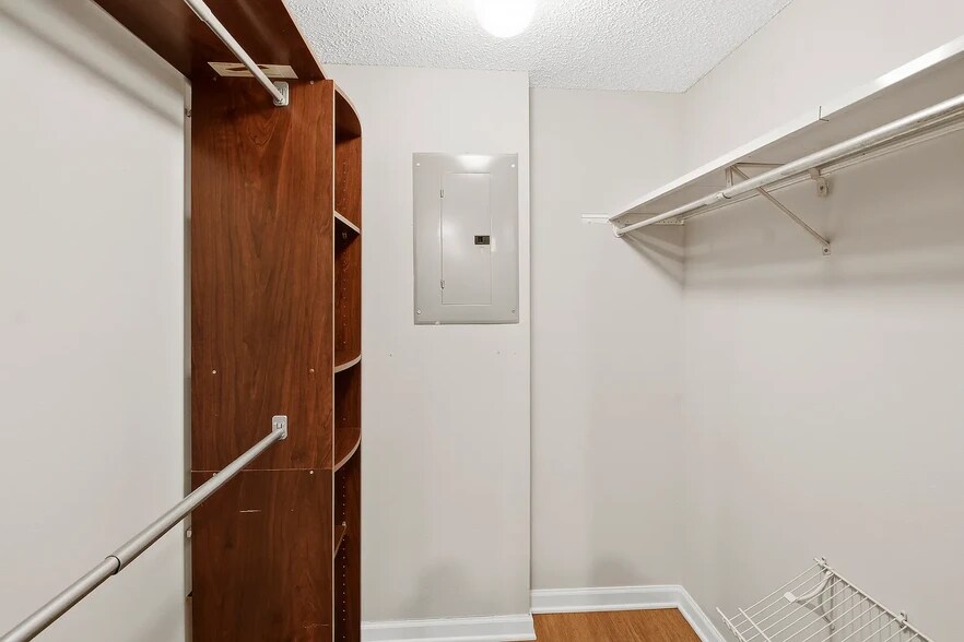 Building Photo - 2103 Melrose Dr