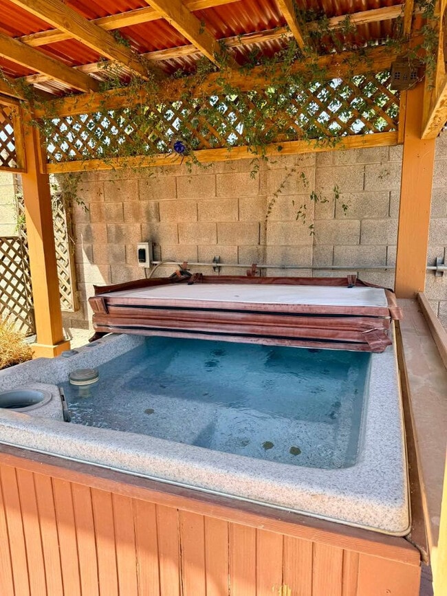 Building Photo - 6607 E Sheridan St