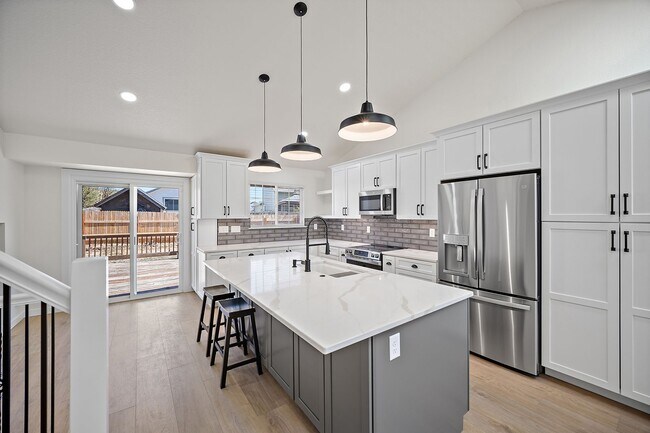 Building Photo - Stunning tri-level remodeled home in Briargate!