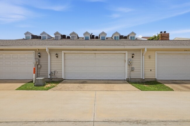 Building Photo - 9419 Stonehouse Ln