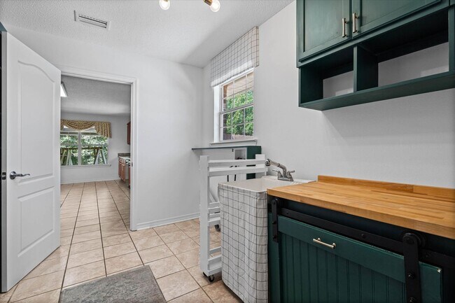 Building Photo - Spacious 4-bedroom Retreat