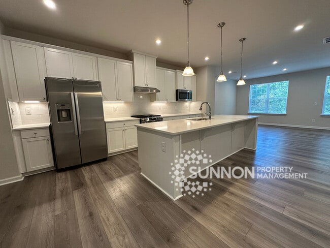 Building Photo - Beautiful 4 Bed 3.5 Bath Townhome minutes ...