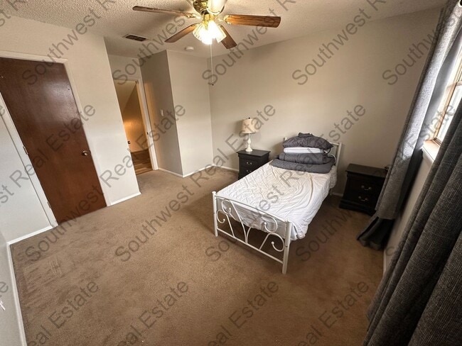 Building Photo - Spacious 2 story condo.