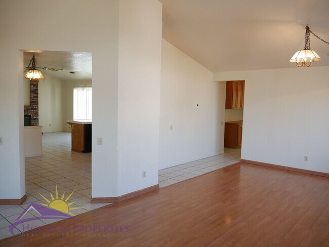 Building Photo - Bright 3 Bed 2 Bath 1,477 Sq. Ft. Sacramen...