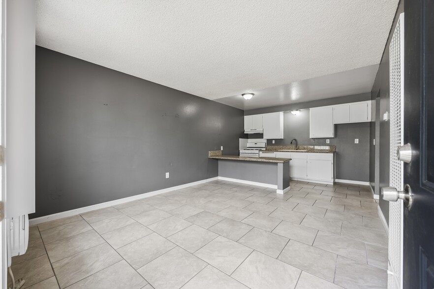 Building Photo - White Street Apartments