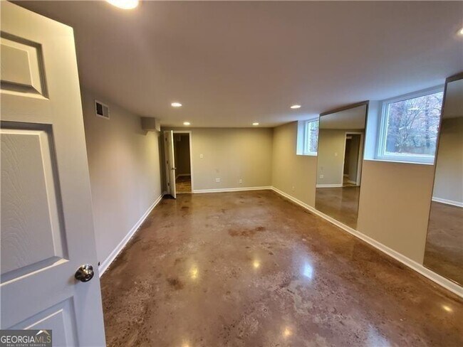 Building Photo - 4615 Mystic Dr NE