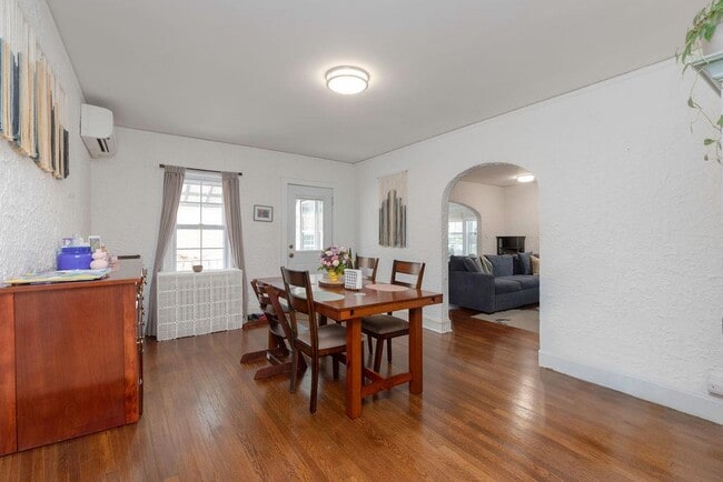 Building Photo - 28 W Devonia Ave
