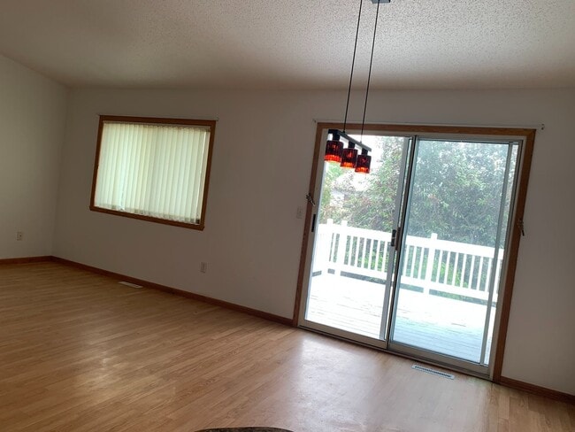 Building Photo - 3 Bedroom Twinhome