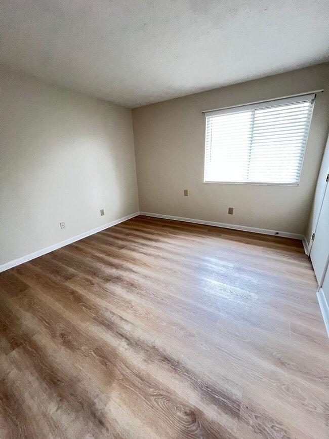 Building Photo - Bright & Spacious 2-Bedroom Condo in a Prime Florence Location!