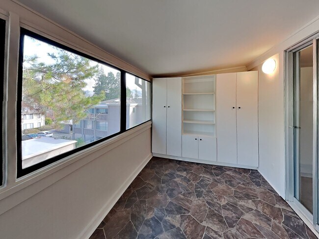 Building Photo - Spacious Rossmoor 2/2 Condo Available Now!