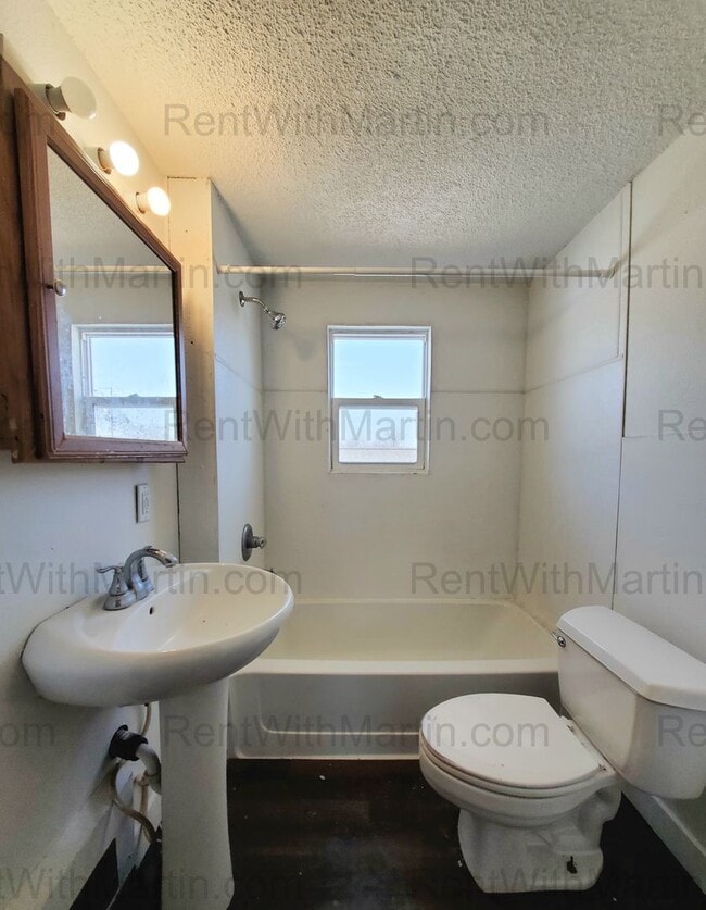 Building Photo - 919 Oneida St