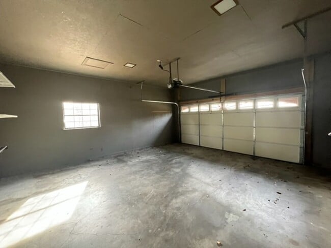 Building Photo - Quiet Living but Only a Mile from downtown...