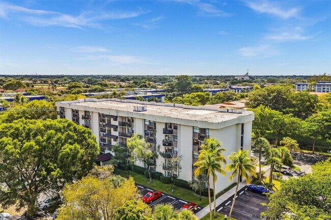 Building Photo - 2701 Riverside Dr