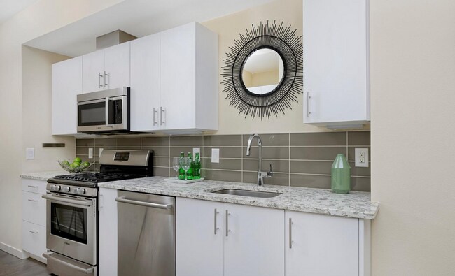 Building Photo - Modern 2 Bedroom, 2.5 Bath Townhome in Cit...