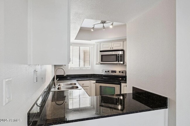 Building Photo - 935 N Granite Reef Rd