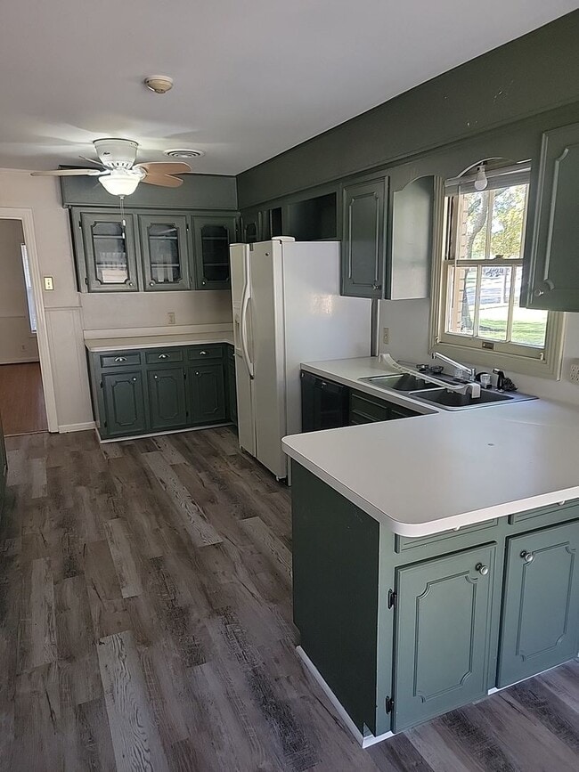 Building Photo - 3 bedroom 2 bathroom with 1 bedroom house in back