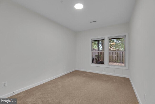 Building Photo - 1814 Fallbrook Ln