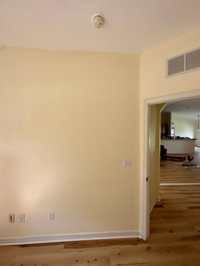 Building Photo - Large Home for rent !