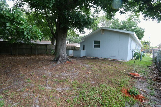 Building Photo - LOOK. Available now! 3bed,2bath, 2car Pine...