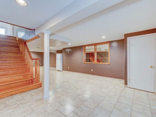 Building Photo - 1810 Van Dyke Ln