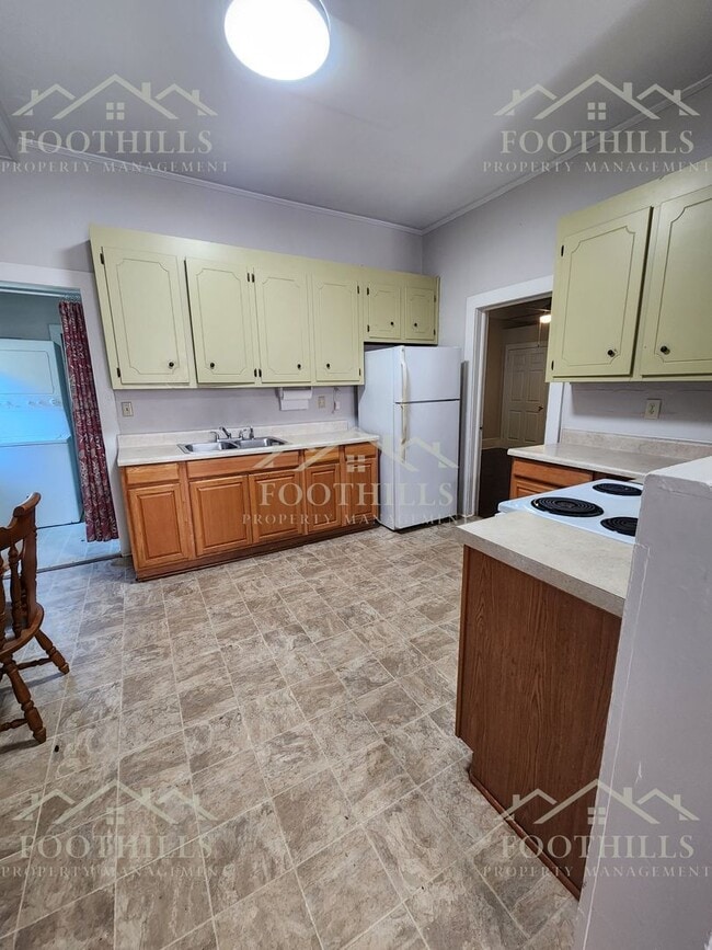 Building Photo - 37 Sirrine St