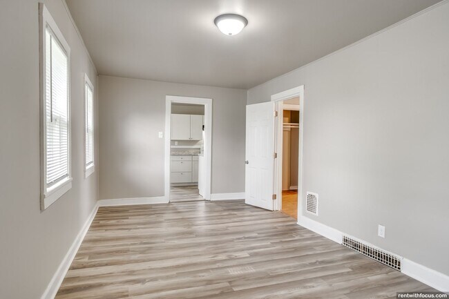 Building Photo - 210 Doty St