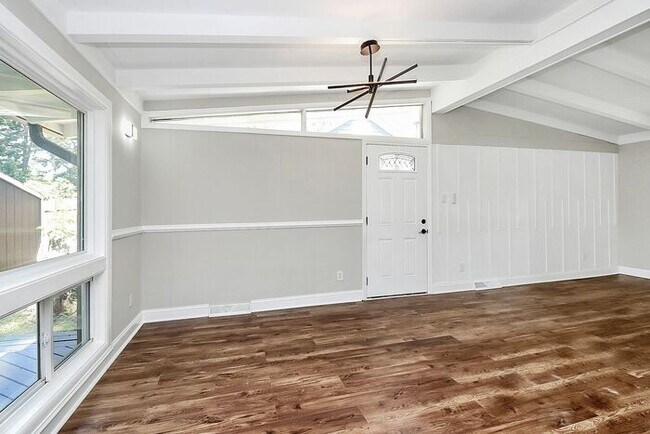 Building Photo - Beautifully Renovated 3BD/1BA Ranch in Sen...