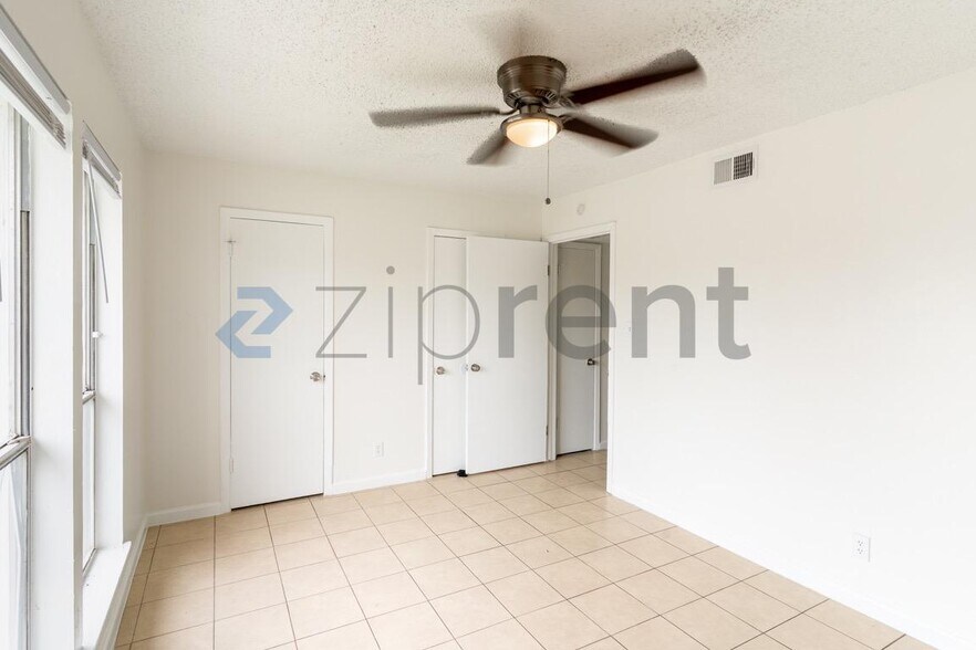 Building Photo - Unit D