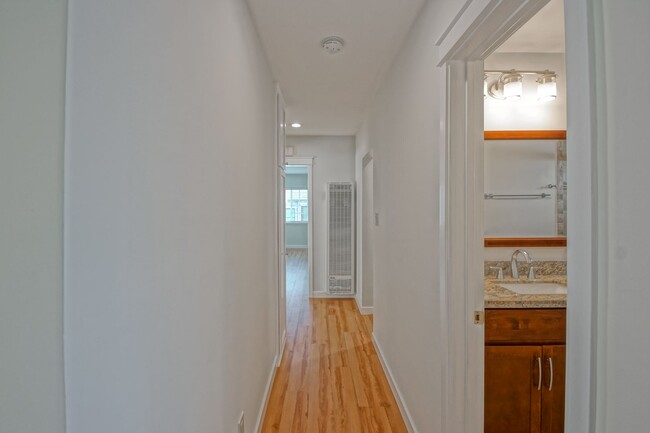 Building Photo - Completely Remodeled, Bright & Airy, 2BR1....