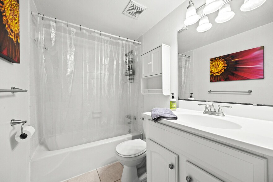 Building Photo - 1700 SW 16th Ct