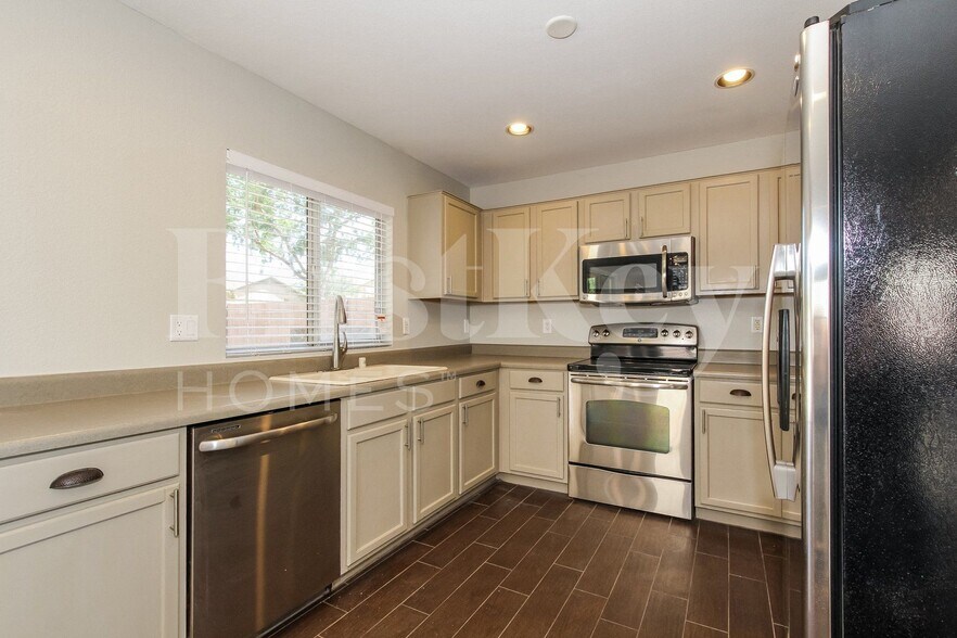 Building Photo - 9156 W Quail Ave