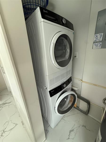 Building Photo - 2400 NE 9th St