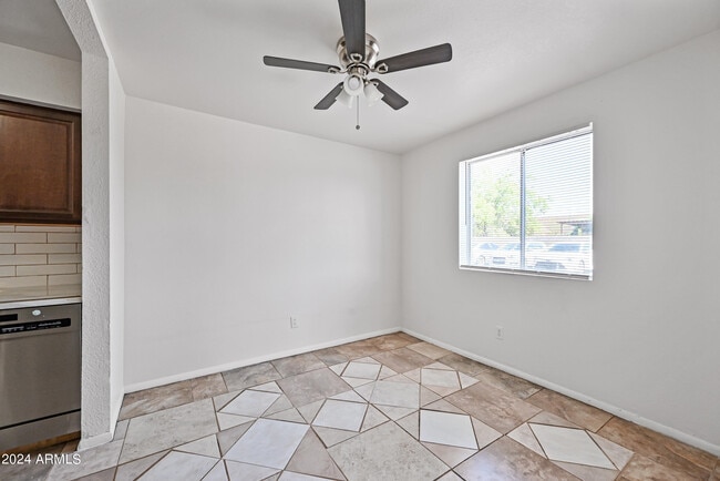 Building Photo - 35 N May