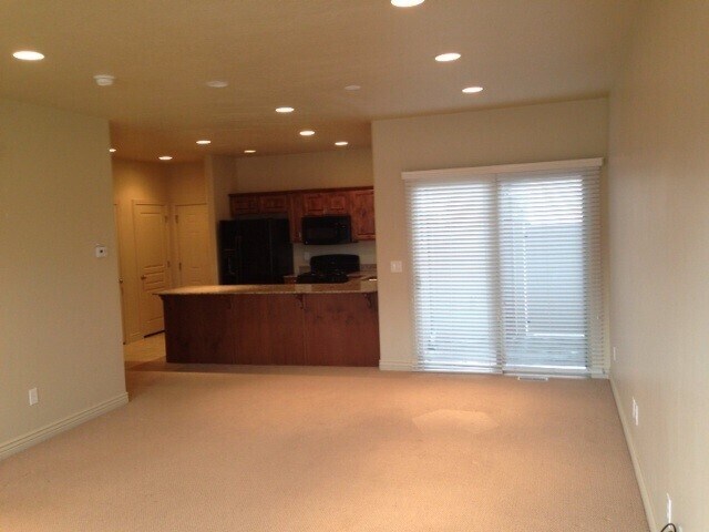 Building Photo - 241 E Clubview Ln
