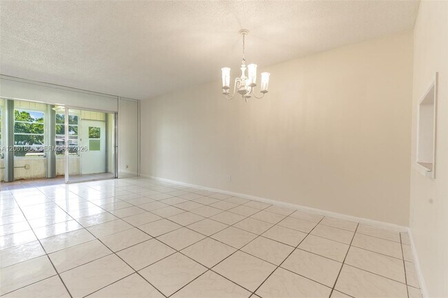 Building Photo - 7877 Golf Cir Dr
