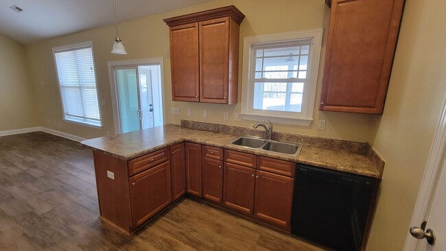 Building Photo - 3 Bed, 2 bath Home Available in Travelers ...