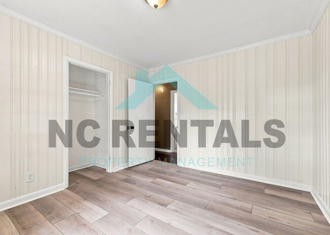Building Photo - 1800 Woodmere Dr