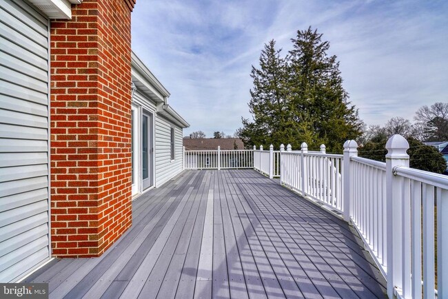 Building Photo - 427 Greenwood Rd