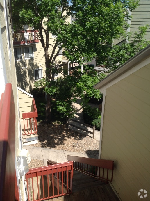 Building Photo - Charming Studio Home in City Center Aurora!