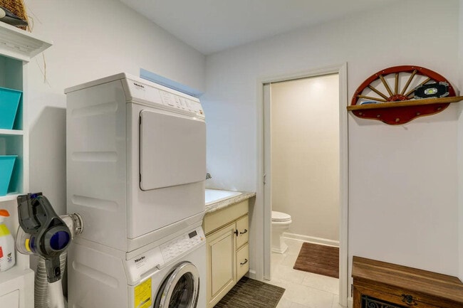 Building Photo - 12 S Arcturas Ave