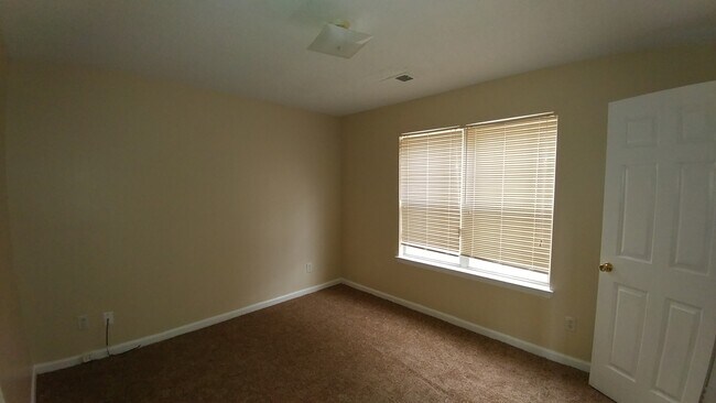 Building Photo - Great In-Law Suite Property - Master on Up...